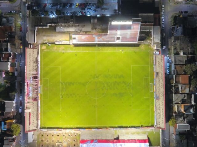 Cómo llegar a Cancha de Talleres de Remedios de Escalada en Lanús en  Colectivo o Tren?