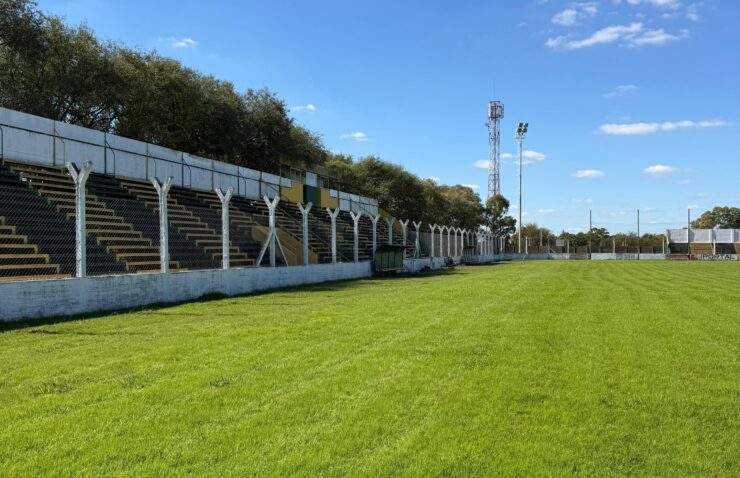 tribuna cancha Defensores de Salto