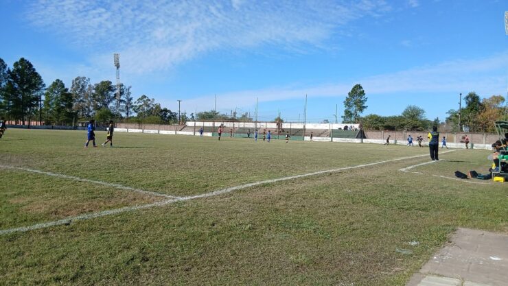 tribuna cancha club Apinta Mercdedes